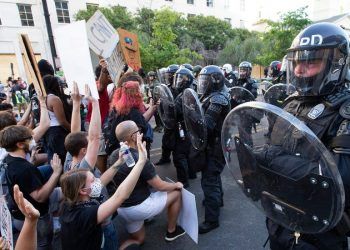 Pirmadienio vakarą žuvo mažiausiai 2 žmonės, o 5 policijos pareigūnai buvo sušaudyti, nes smurtas tebevyksta per protestus visoje JAV