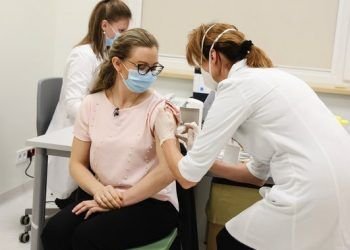 Kauno klinikose pirmoji nuo COVID-19 paskiepyta slaugytoja