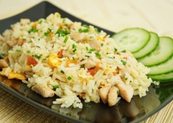 Tailandietiška virtuvė: ryžiai „Khao pad“ su vištiena ir anakardžių riešutais