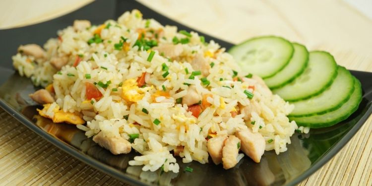Tailandietiška virtuvė: ryžiai „Khao pad“ su vištiena ir anakardžių riešutais