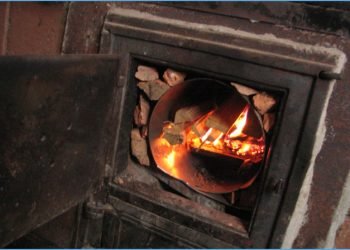 Degė Plastmasiniame Inde Sukrauti Pelenai