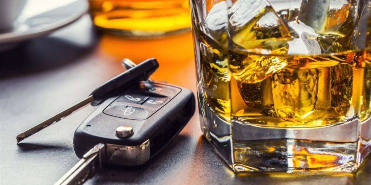 Neblaivaus Vyro Vairuojamas Automobilis Taranavo Elektros Stulpą Neblaivaus Vyro Vairuojamas Automobilis Taranavo Elektros Stulpą