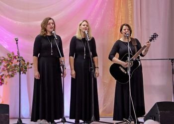 „Skrendanti Muzikos Paukštė“ Po Leliūnus Sklandė