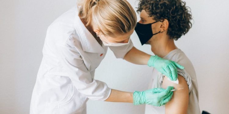 Plečiamos Vakcinacijos Nuo COVID-19 Omikron Atmainos Apimtys