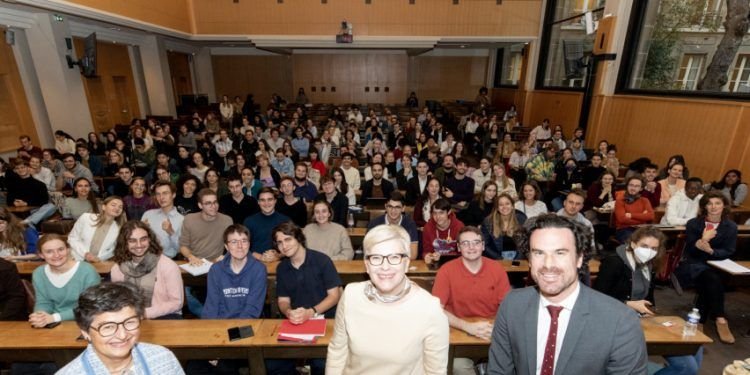 Premjerė bendravo su Prancūzijos politikos mokslų akademine bendruomene: demokratijoms norint atsilaikyti, mūsų ryšys turi būti stipresnis ir tvaresnis Premjerė bendravo su Prancūzijos politikos mokslų akademine bendruomene: demokratijoms norint atsilaikyti, mūsų ryšys turi būti stipresnis ir tvaresnis