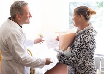 VšĮ Jonavos Ligoninės Vadovai Pasveikino Jaunąsias Mamas Linkėdami Mažyliams Visokeriopos Sėkmės