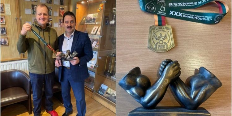 Gražus Europos Meistrų čempiono Gestas – Padovanotas Auksinis Medalis Gražus Europos Meistrų čempiono Gestas – Padovanotas Auksinis Medalis