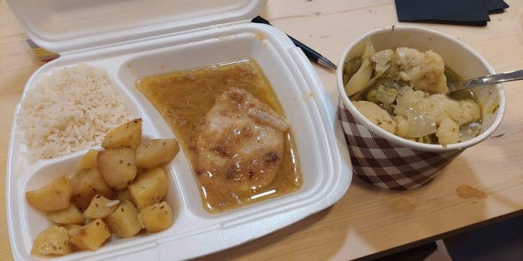 Scaloppine baltame vyne ant ugnies kepama vištiena su daržovėmis ir bulvėmis/ryžiais