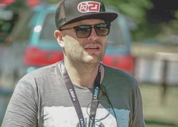 Motokroso Trasa – Didelė Smėlio Dėžė Su Dideliais žaislais