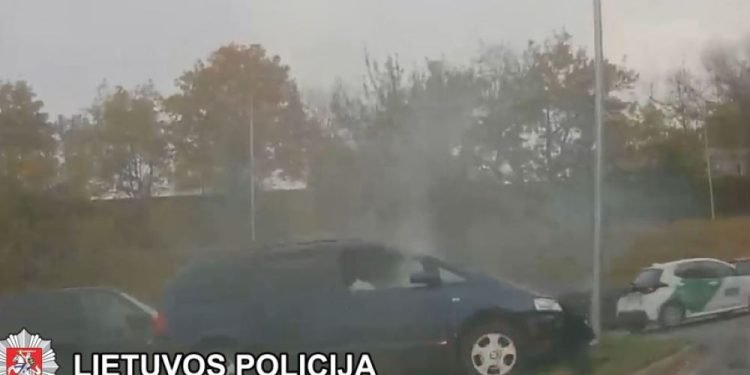 Pilietiškų Vairuotojų Dėka Sulaikytas Agresyvus „kelių Gaidelis“ (Video)
