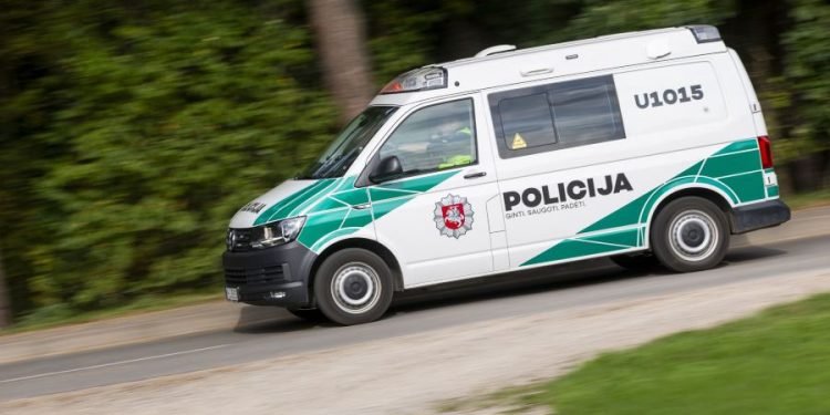 Neblaivaus Policijos Pareigūno Vairuojamas Tarnybinis Automobilis, Veždamas Kaltinamąjį, Susidūrė Su Lengvuoju Automobiliu