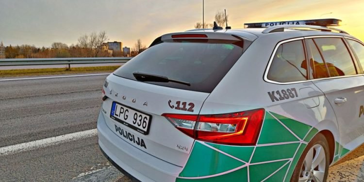 Žiežmariuose, Visiškai Girtas Vilkiko Vairuotojas, Atsitrenkė į Stulpą