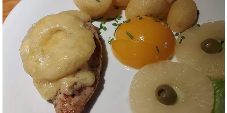 Vištienos kepsnys su ananasu