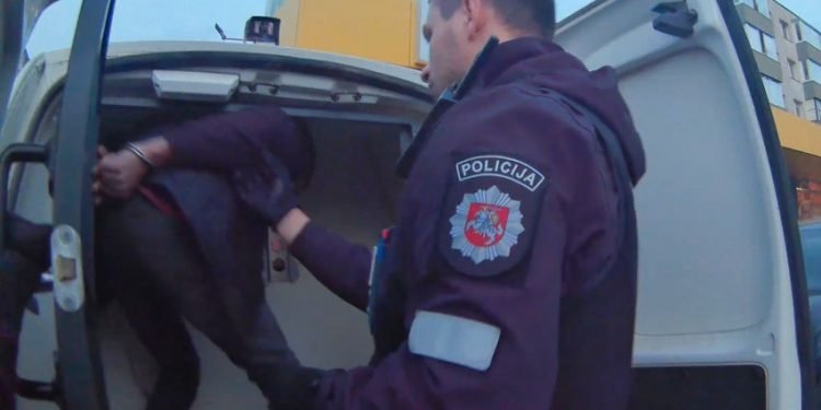 Iš Pakruojo į Šiaulius Atvažiavę Vaikinai Savo Gastroles Baigė Areštinėje (Video) Iš Pakruojo į Šiaulius Atvažiavę Vaikinai Savo Gastroles Baigė Areštinėje (Video)