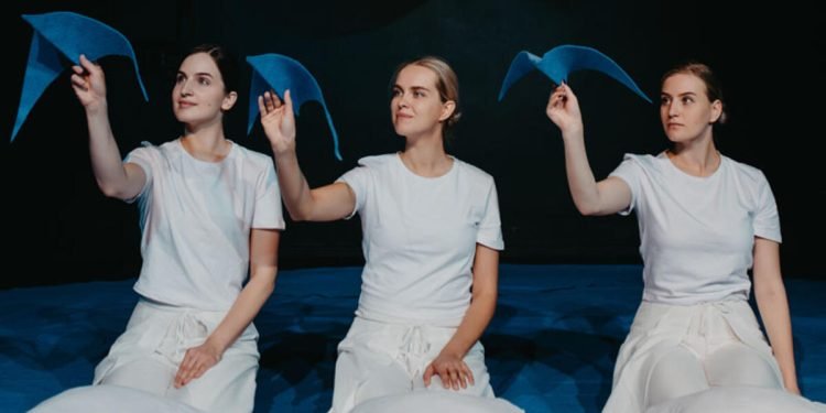 Jauna Režisierė Pristato Spektaklį, Kuriame Galima Medituoti Jauna Režisierė Pristato Spektaklį, Kuriame Galima Medituoti