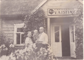 Medis Palieka Kelmą, O žmogus Prisiminimus. Vaistinės Istorija Debeikiuose