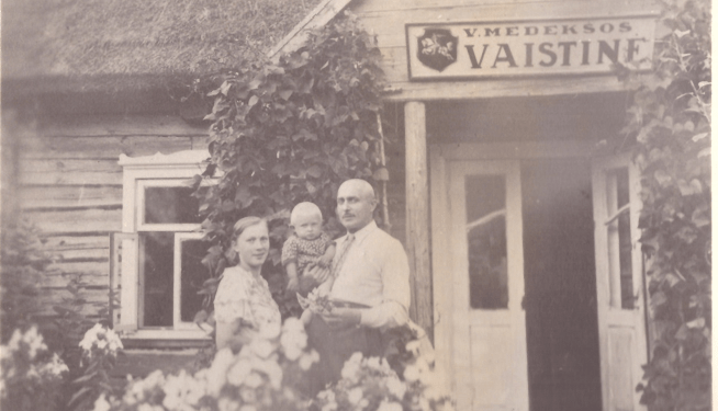 Medis Palieka Kelmą, O žmogus Prisiminimus. Vaistinės Istorija Debeikiuose