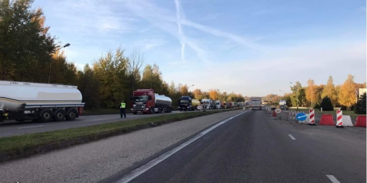 Tikrintas Krovininis Transportas Ir Autobusai – Ne Visi Paisė Nustatytos Tvarkos Kelyje