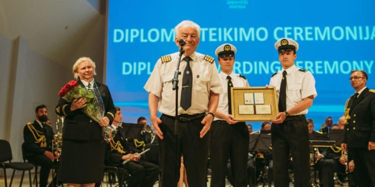 Jūreivystės Mokykla Gedi Savo Kapitonų Kapitono