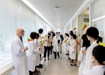 Ministrė Pirmininkė Japonijoje lankėsi medicinos tyrimų institucijose, susitiko su „Hitachi“ vadovu bei skaitė paskaitą Tokijo užsienio studijų universiteto studentams