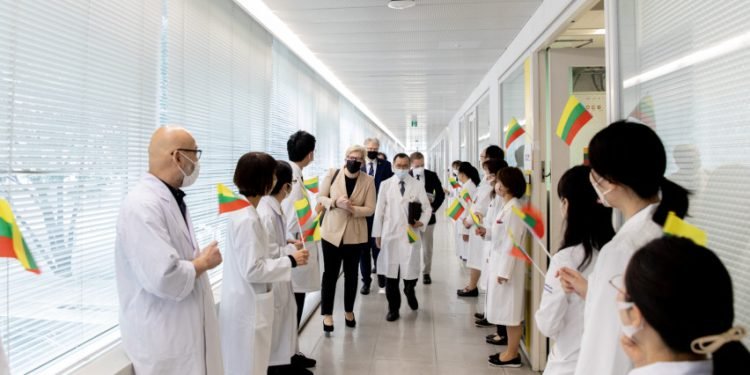 Ministrė Pirmininkė Japonijoje lankėsi medicinos tyrimų institucijose, susitiko su „Hitachi“ vadovu bei skaitė paskaitą Tokijo užsienio studijų universiteto studentams