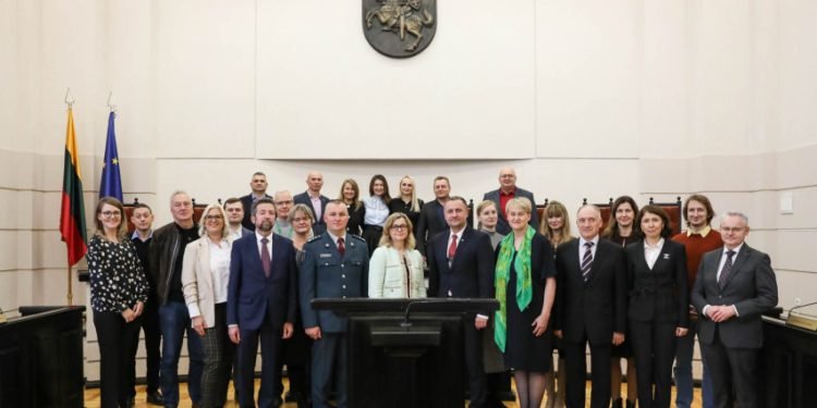 Lietuvos Policijos Teisininkai Paminėjo Konstitucijos Dieną Apsilankydami Konstituciniame Teisme