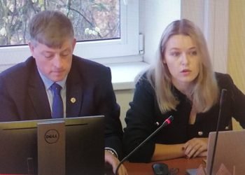 Į Posėdį Ligita Kuliešaitė Atsinešė Karūną