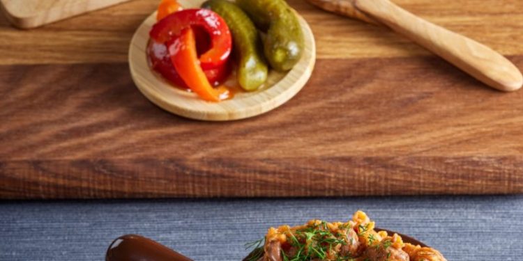 Taupūs Pietūs Iki 5 Eurų: Troškinta Kiauliena Su Raugintais Agurkais Nepaliks Abejingų Taupūs Pietūs Iki 5 Eurų: Troškinta Kiauliena Su Raugintais Agurkais Nepaliks Abejingų