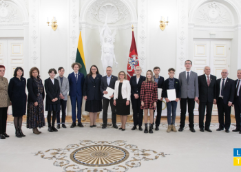 Lietuvos Valstybės Konstitucijos Metus Vainikavo Konstitucijos Egzamino Nugalėtojų Apdovanojimai