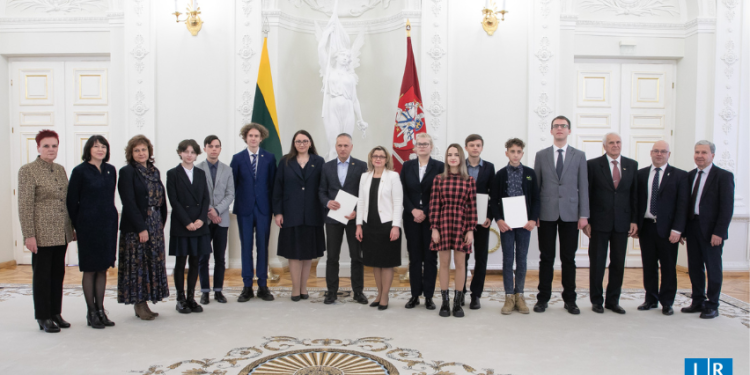 lietuvos-valstybes-konstitucijos-metus-vainikavo-konstitucijos-egzamino-nugaletoju-apdovanojimai