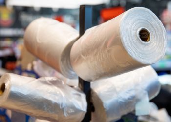 Seimas Pritarė Draudimui Nemokamai Dalinti Labai Lengvus Plastikinius Maišelius