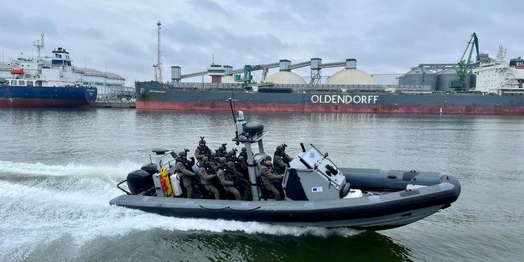 Ministrė A. Bilotaitė Pakrikštijo Pasieniečių Naują Patrulinį Laivą