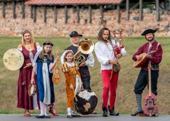 Senoviniai Instrumentai Ir Visiems Puikiai žinomos Dainos – Tai Grupės „HANSANOVA“ Stilius