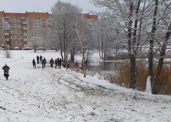 Ugniagesiai Gelbėtojai Išgelbėjo į Vandens Telkinius įlūžusias Mergaites Ir Moterį Ugniagesiai Gelbėtojai Išgelbėjo į Vandens Telkinius įlūžusias Mergaites Ir Moterį