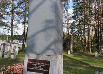 Sovietinio Kario Skulptūros Nebeliko Ir Anykščiuose