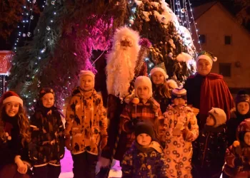 Traupiečiai Kalėdų Senelį Rado Ant Malkų Krūvos