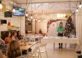 Šventinio Stalo Dekoras Ir Etiketas: Kaip Stilingai Papuošti Bei Kokių Taisyklių Laikytis Sėdant Vakarieniauti?