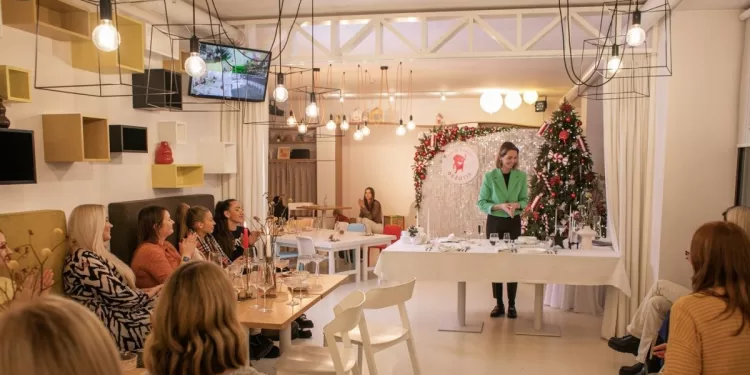 Šventinio Stalo Dekoras Ir Etiketas: Kaip Stilingai Papuošti Bei Kokių Taisyklių Laikytis Sėdant Vakarieniauti?