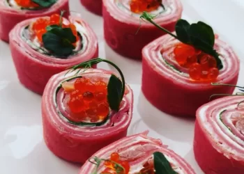 Burokėlių blynelių suktinukai pertepti kreminiu sūriu ir įdaryti rūkytu upėtakiu bei špinatais