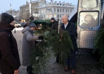 Miškininkų Dovanos Gyventojams: Visoje Lietuvoje Išdalino Tūkstančius Eglių šakų
