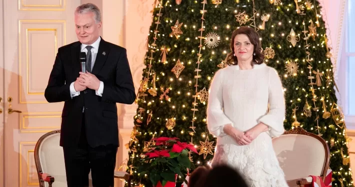 Sveikindami Kalėdų Proga Lietuvos Vadovai Ragina Džiaugtis Namais Ir Taika Sveikindami Kalėdų Proga Lietuvos Vadovai Ragina Džiaugtis Namais Ir Taika