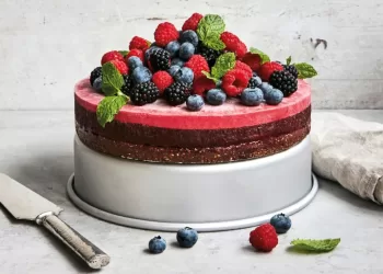 Namuose Keptas Naujų Metų Tortas. Išbandykite Desertą Su Grikių Pagrindu Ir Uogų Putėsiais