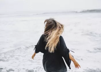 KĄ DARYTI, KAD PLAUKAI STEBINTŲ SAVO GROŽIU?