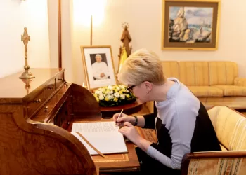 Premjerė pagerbė Popiežiaus emerito Benedikto XVI atminimą