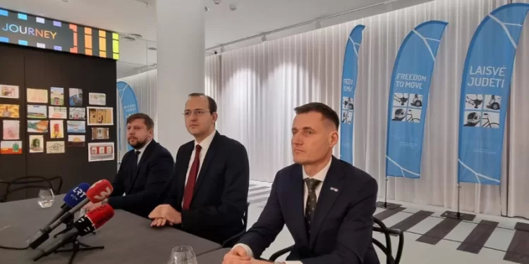 Susisiekimo Ministerija Ir „LTG Link“ Pasirašė Sutartį Dėl Keleivių Vežimo Geležinkeliais