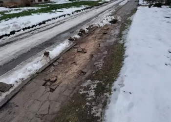 Fotofaktas. Šaligatvį Nuvalė Su Visomis Plytelėmis