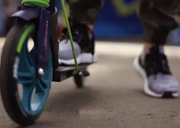 Visiškai Girtas Vyras Su Elektriniu Paspirtuku įsirėžė į Policijos Automobilį