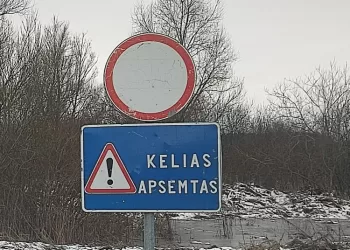 Į Patvinusį Kelią Automobiliu įvažiavusį Vyrą Gelbėjo Policijos Pareigūnai (Video)