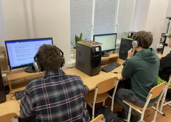 Moksleiviai Ateityje Turės Mokėti Ne Tik Gimtąją Ir Užsienio, Bet Ir IT Kalbą