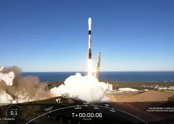 „SpaceX“ pradeda pirmąjį visų šalių „Starlink“ dvigubos antraštės skrydį